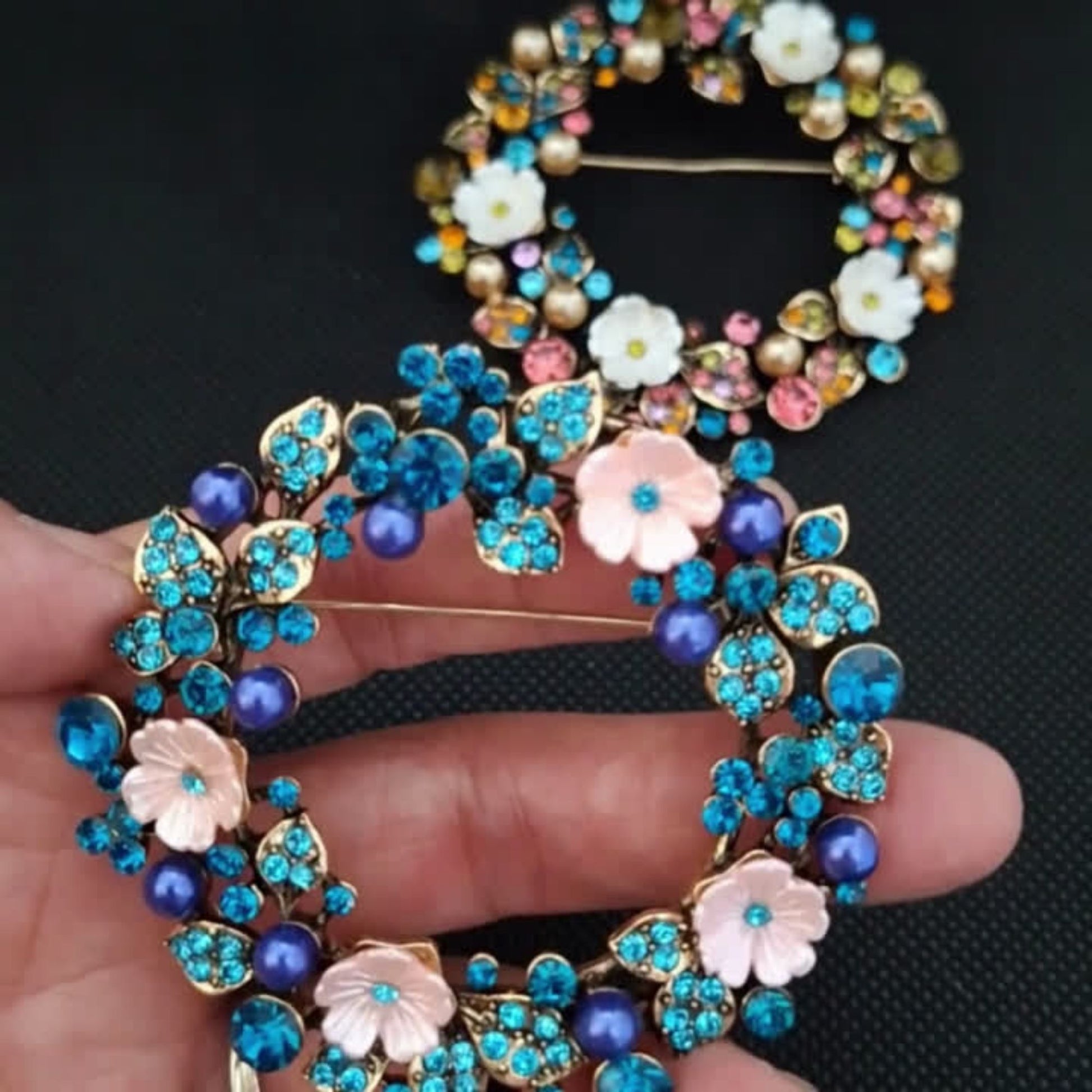 Gifthub Jewelry Circle Flowers Blue Multicolor Wreath Rhinestones Luxury Brooch Pin